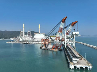 華潤(rùn)海豐卸船機(jī)順利吊裝，助力粵港澳大灣區(qū)能源供應(yīng)